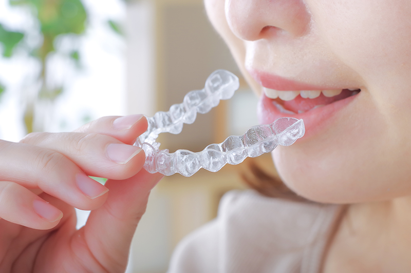 強い食いしばりを抑える「スプリント療法」を中心としています。